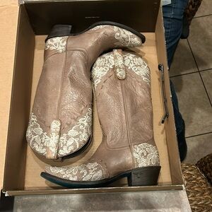 Jeni Lace by Lane size 8 in tan never worn